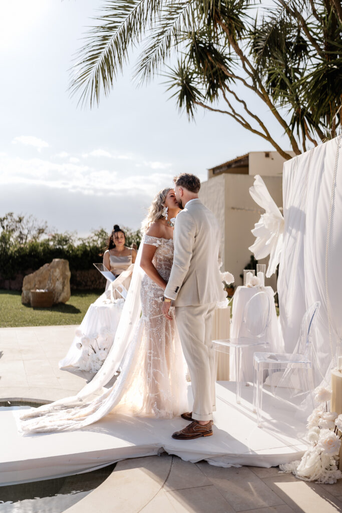 Erster Kuss des Brautpaares bei freier Trauung auf Mallorca