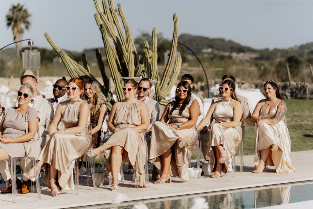 Hochzeitsgäste bei freier Trauung im Vino Resort Son Amaret auf Mallorca