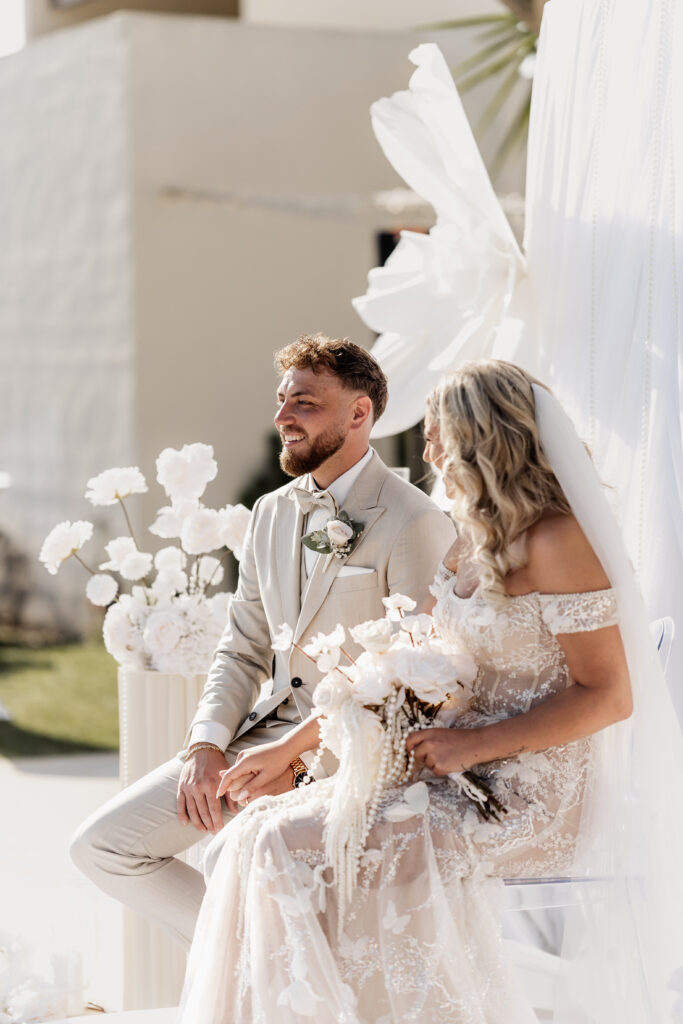 Glückliches Brautpaar während der freien Trauung auf Mallorca