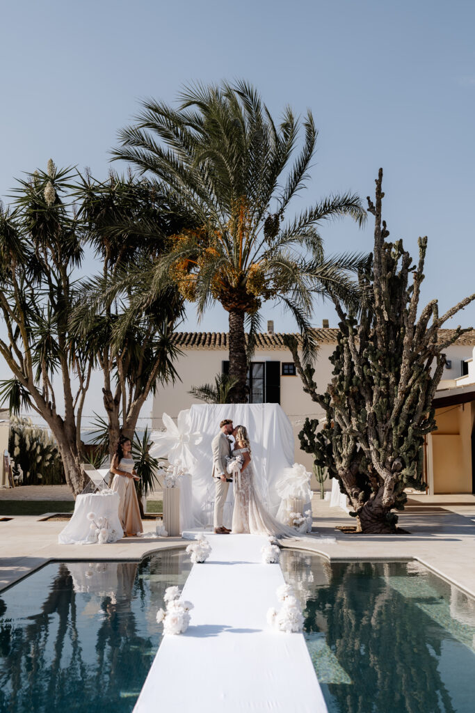 Kuss des Brautpaares bei freier Trauung im Vino Resort Son Amaret auf Mallorca