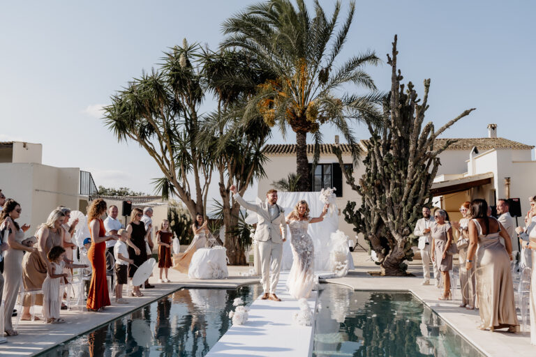 Jubelnder Auszug des Brautpaares bei freier Trauung auf Mallorca