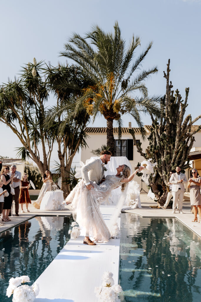 Brautpaar feiert den Auszug mit Dip-Kuss bei Hochzeit auf Mallorca