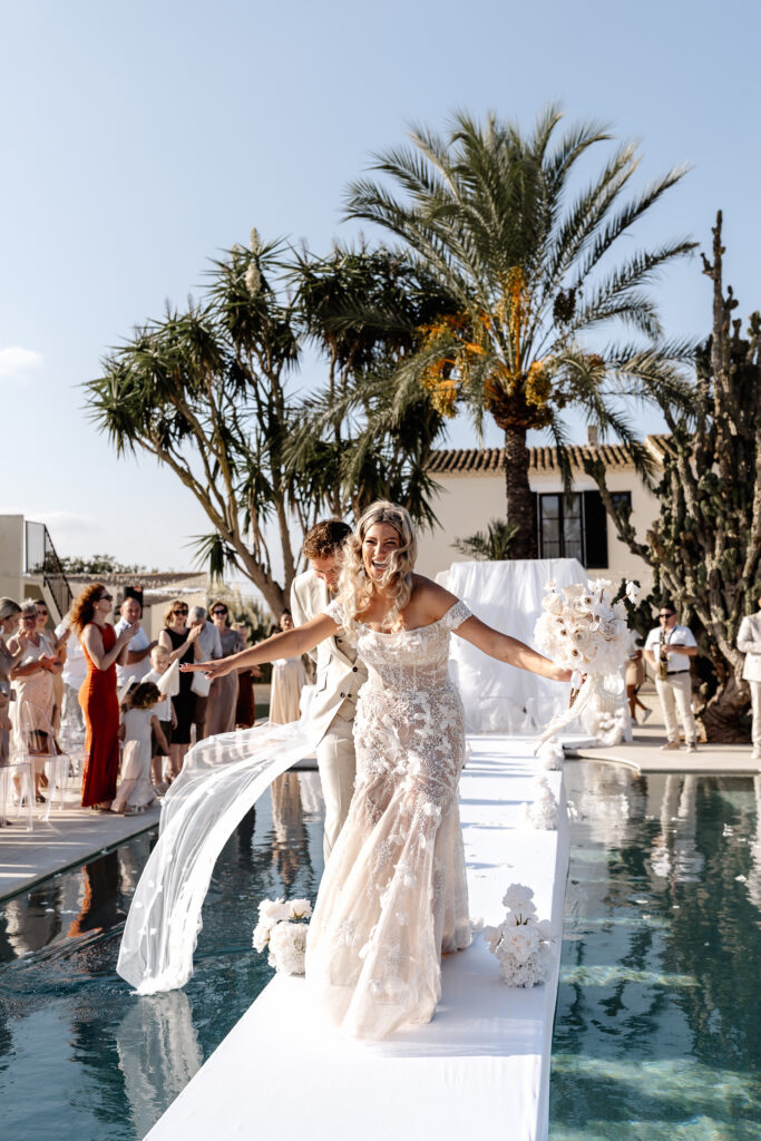 Glückliche Braut beim Auszug der freien Trauung auf Mallorca