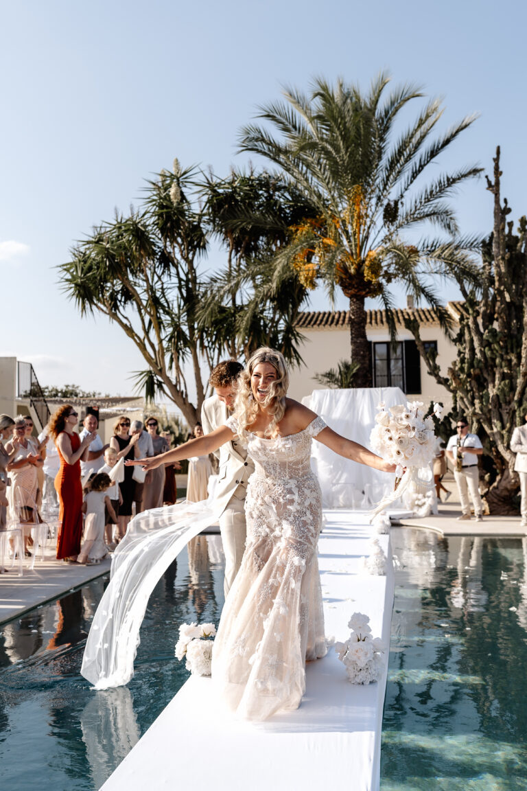 Glückliche Braut beim Auszug der freien Trauung auf Mallorca