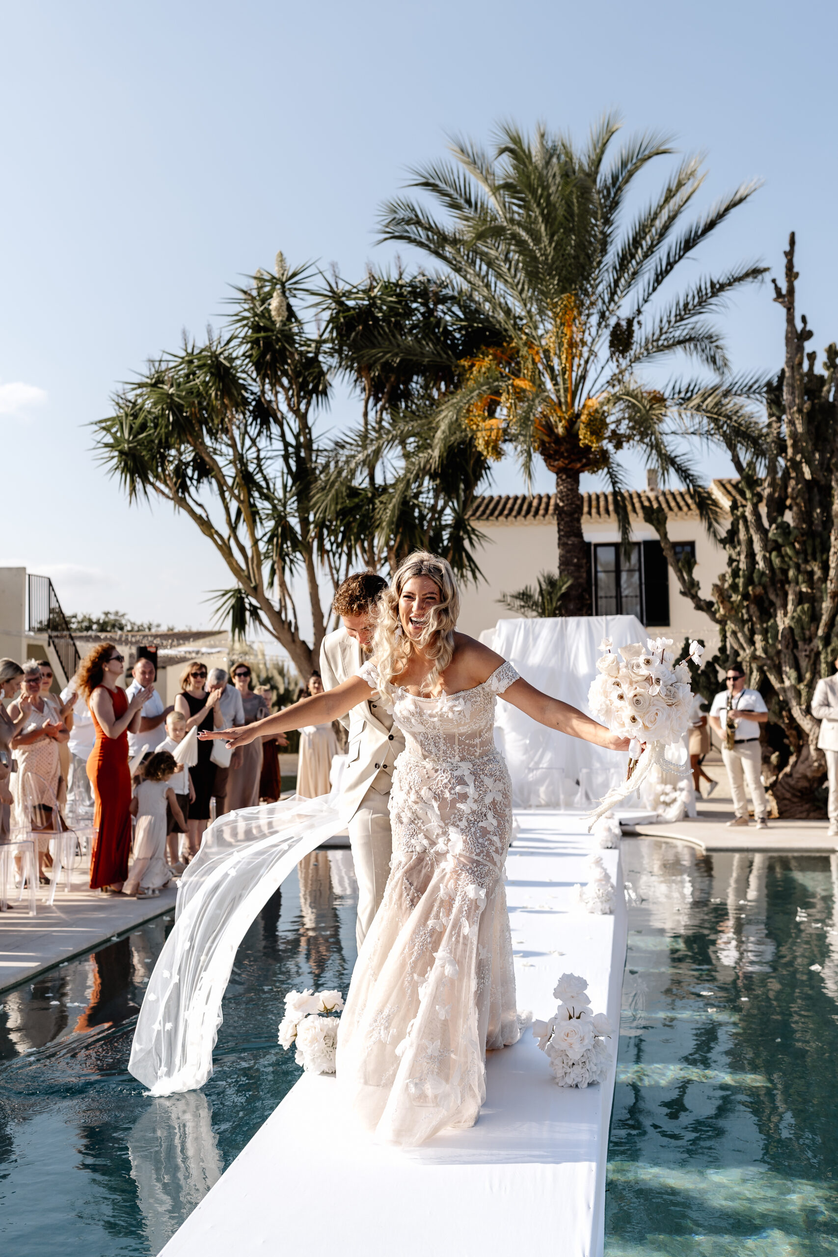 Glückliche Braut beim Auszug der freien Trauung auf Mallorca
