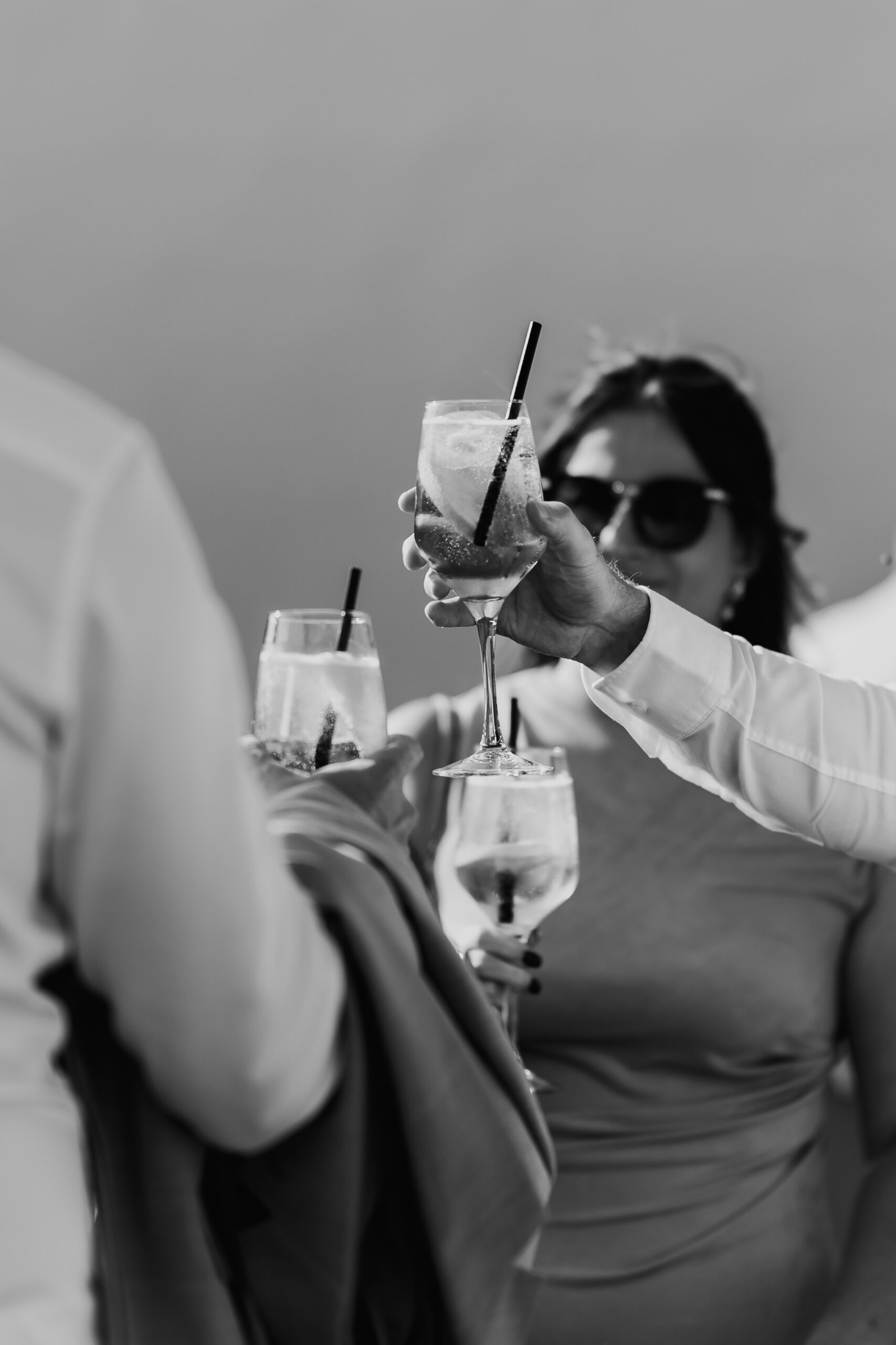 Hochzeitsgäste stoßen mit Drinks beim Sektempfang auf Mallorca an