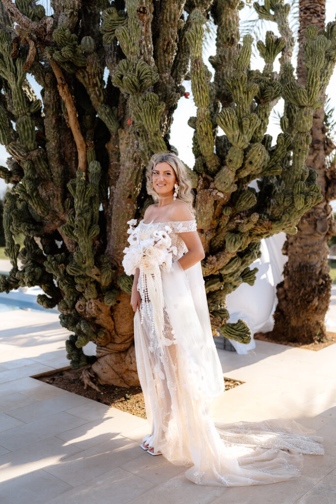 Braut Portrait vor Kaktus bei Hochzeit im Vino Resort Son Amaret auf Mallorca