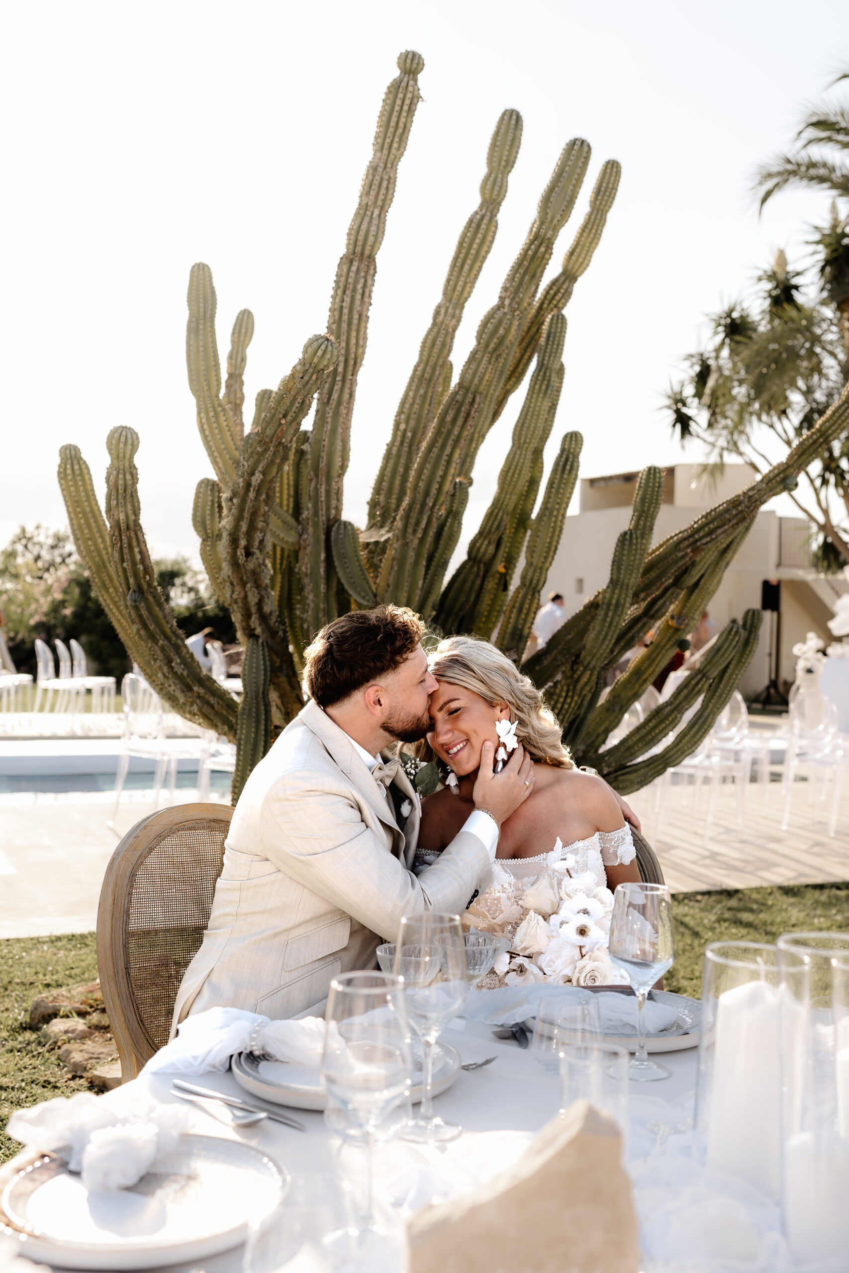 Entspanntes Brautpaar beim Hochzeitsaperitif auf Mallorca