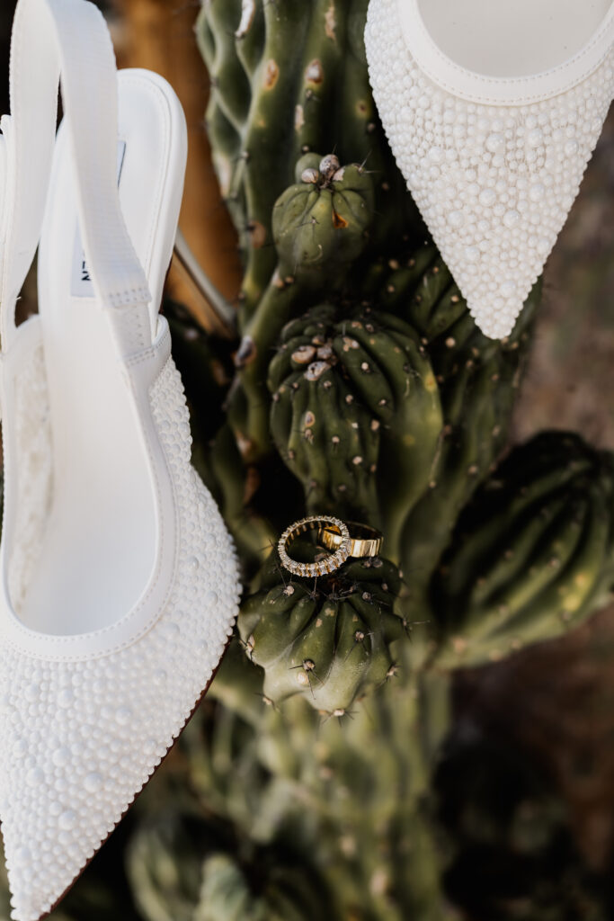 Detailaufnahme von Ehering und Brautschuh am Kaktus bei Mallorca Hochzeit