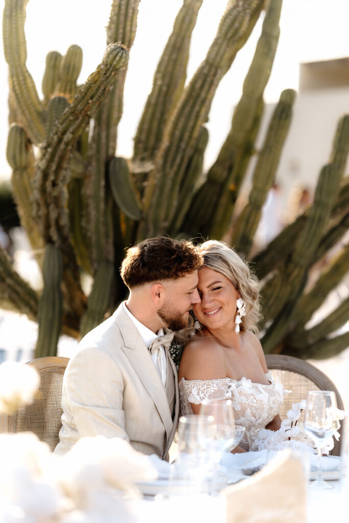 Verliebtes Brautpaar nach der freien Trauung auf Mallorca