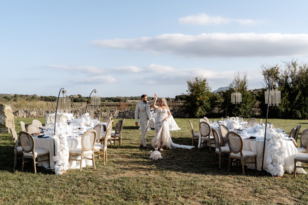 Romantischer Moment des Brautpaares beim Hochzeitsdinner auf Mallorca