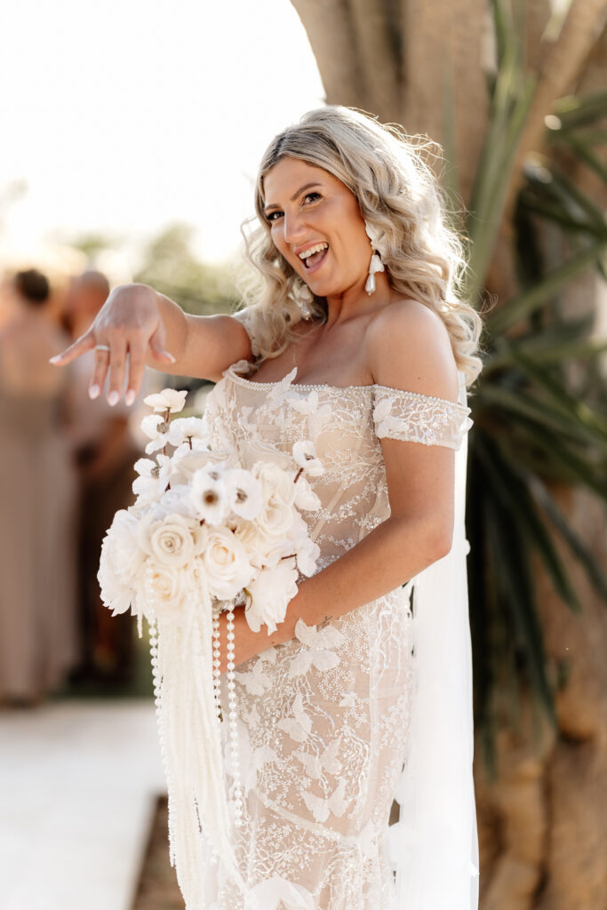 Glückliche Braut zeigt ihren Ehering bei Hochzeit auf Mallorca