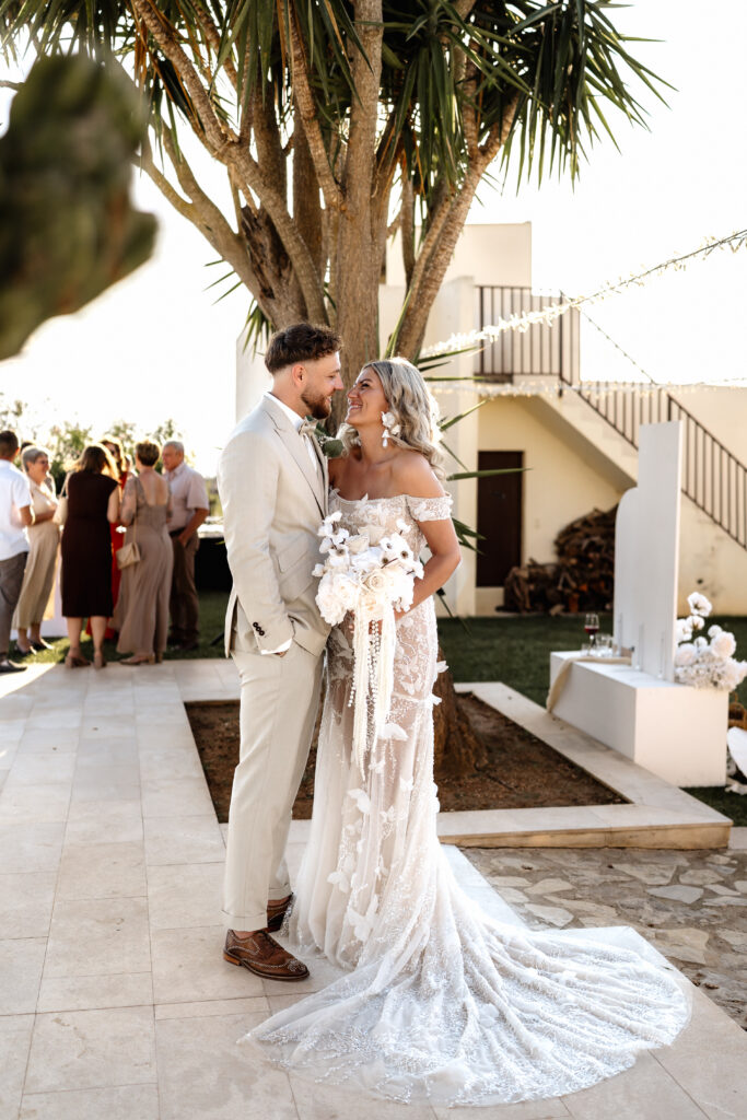 Verliebtes Brautpaar Moment im warmen Abendlicht auf Mallorca