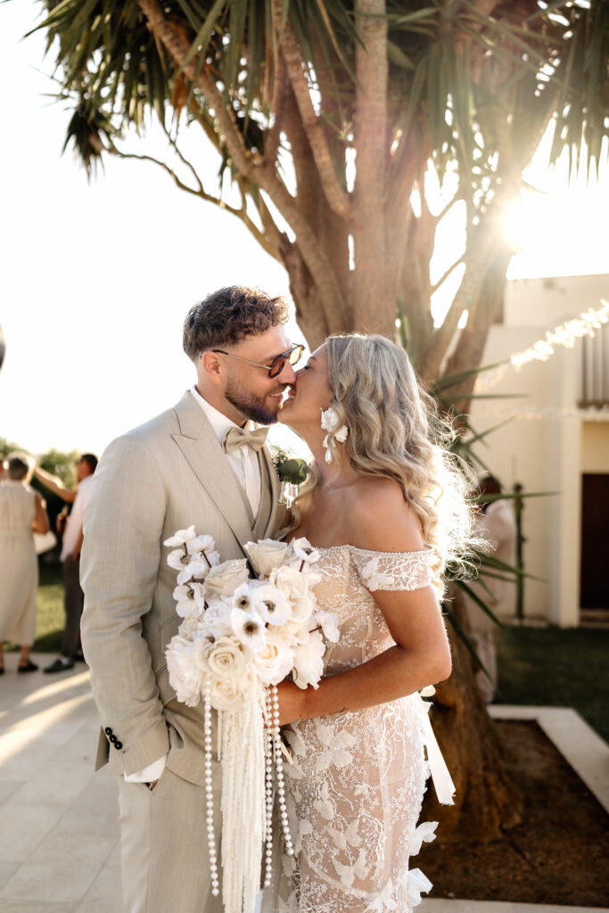 Brautpaar genießt Abendlicht bei mediterraner Hochzeit auf Mallorca