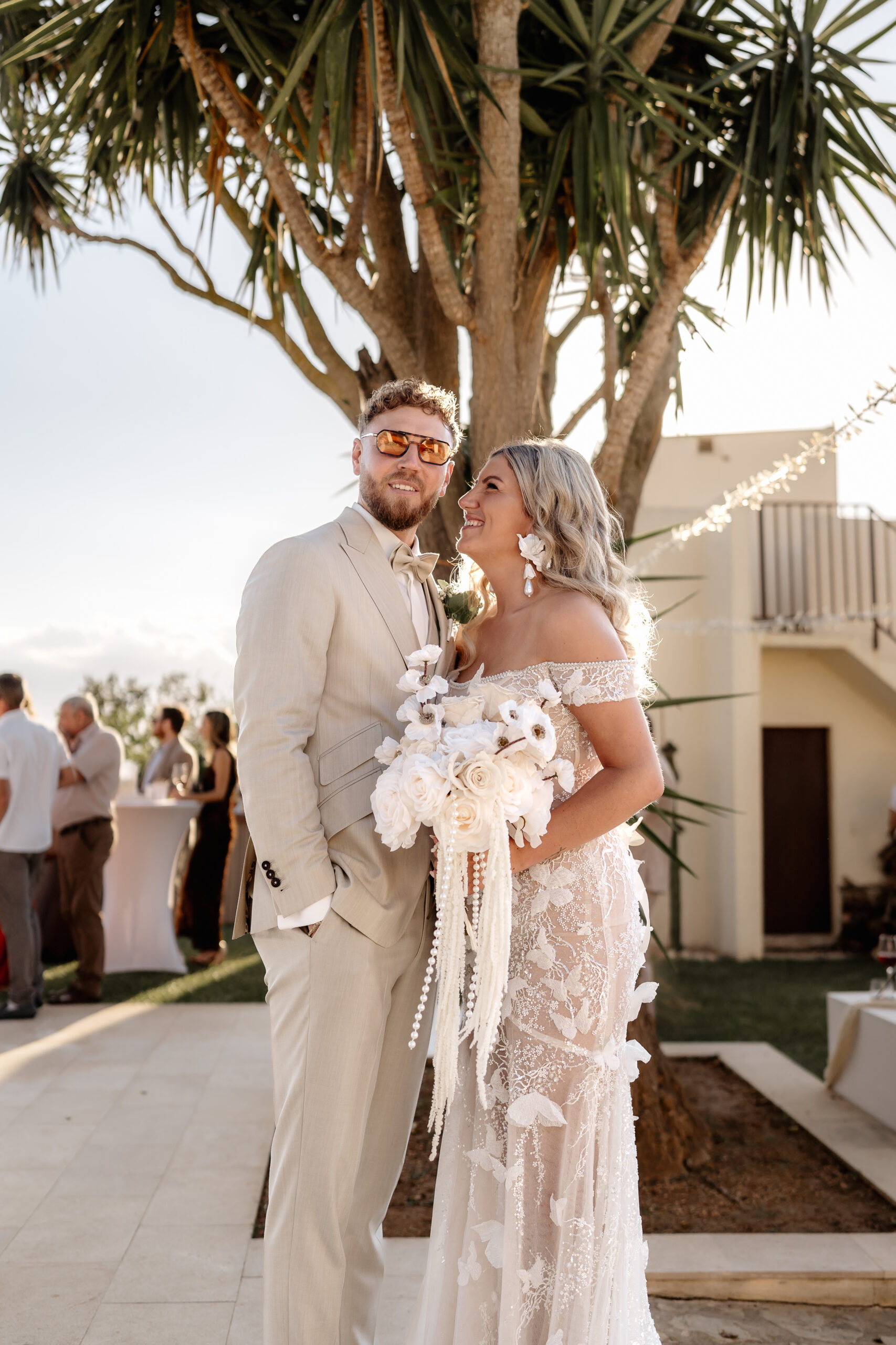 Braut und Bräutigam lachen gemeinsam bei Hochzeit auf Mallorca