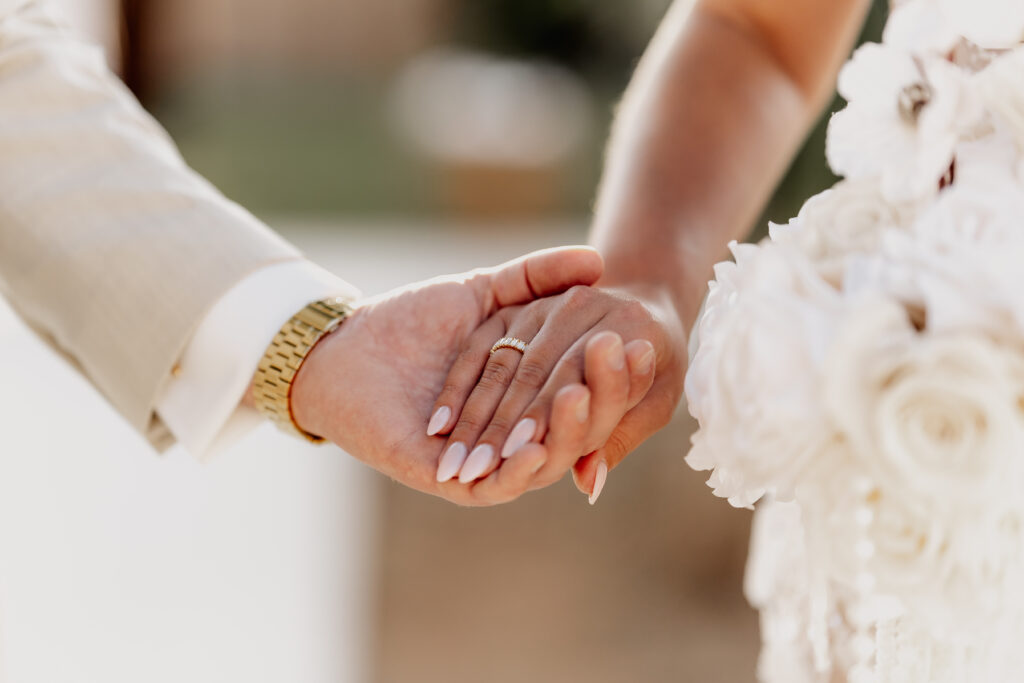 Hochzeit Detailfoto Hände und Ringe im Abendlicht