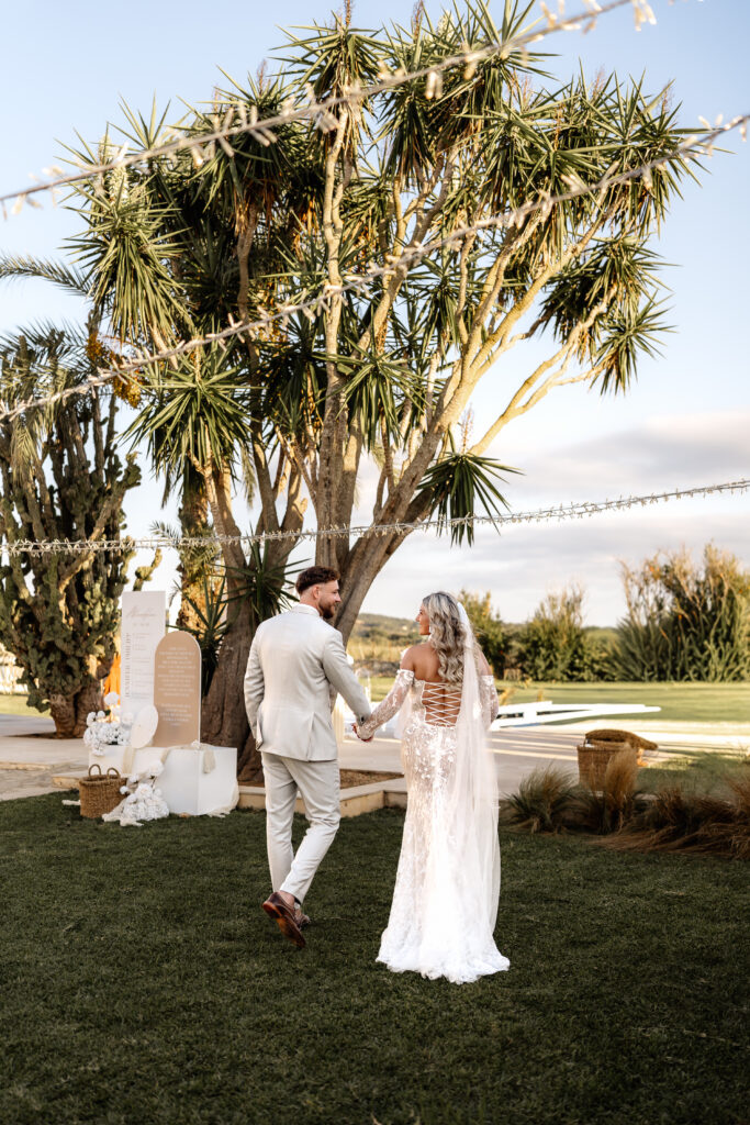 Brautpaar geht Hand in Hand über Hochzeitslocation auf Mallorca