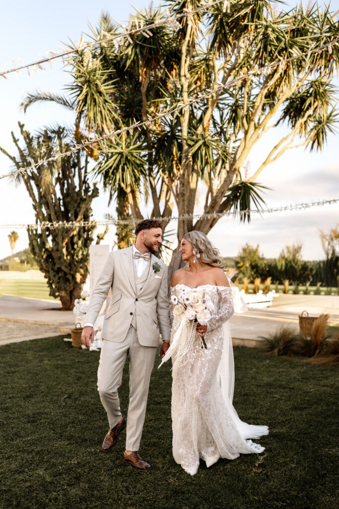 Brautpaar Spaziergang nach der Trauung auf Mallorca