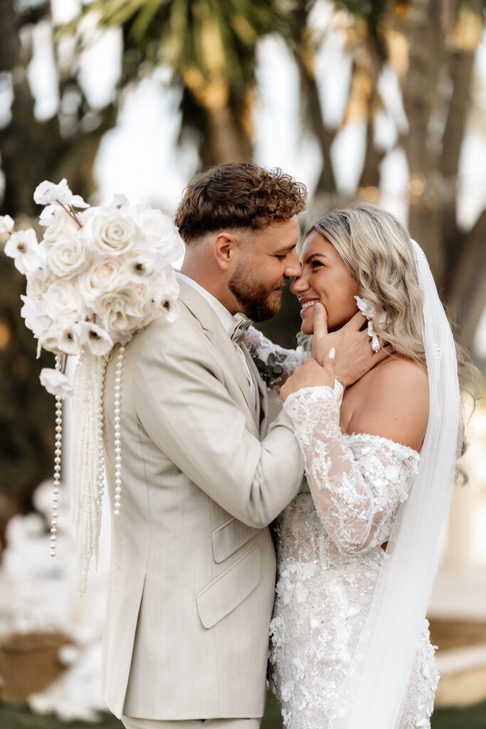 Inniger Moment des Brautpaars während Hochzeit auf Mallorca