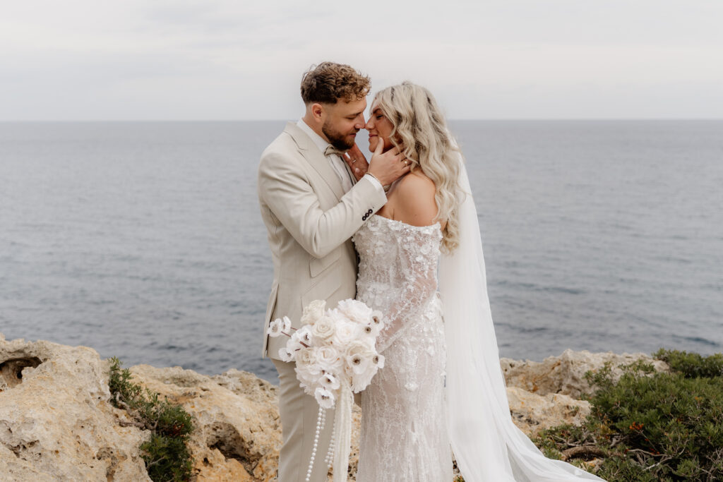 Brautpaar auf Felsen mit weiter Aussicht über das Meer Mallorca