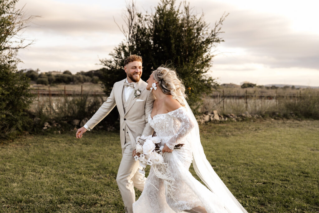 Brautpaar hält Händchen beim Sonnenuntergang auf Mallorca im Vino Resort Son Amaret