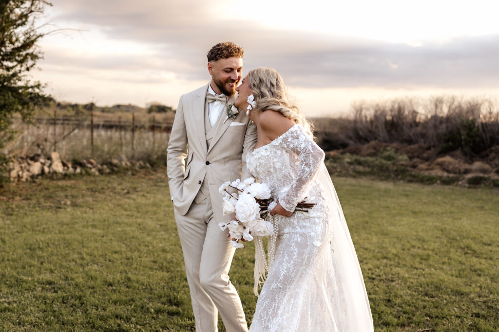 Verliebtes Brautpaar kuschelt beim Brautpaarshooting zur Golden Hour auf Mallorca