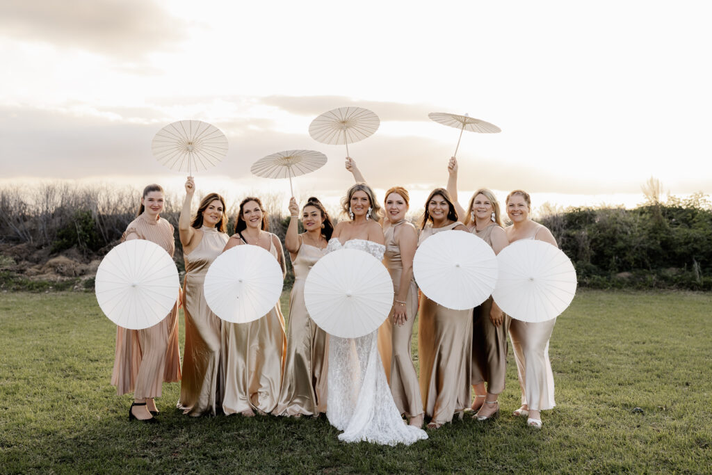 Brautjungfern-Shooting mit weißen Sonnenschirmen beim Sonnenuntergang auf Mallorca