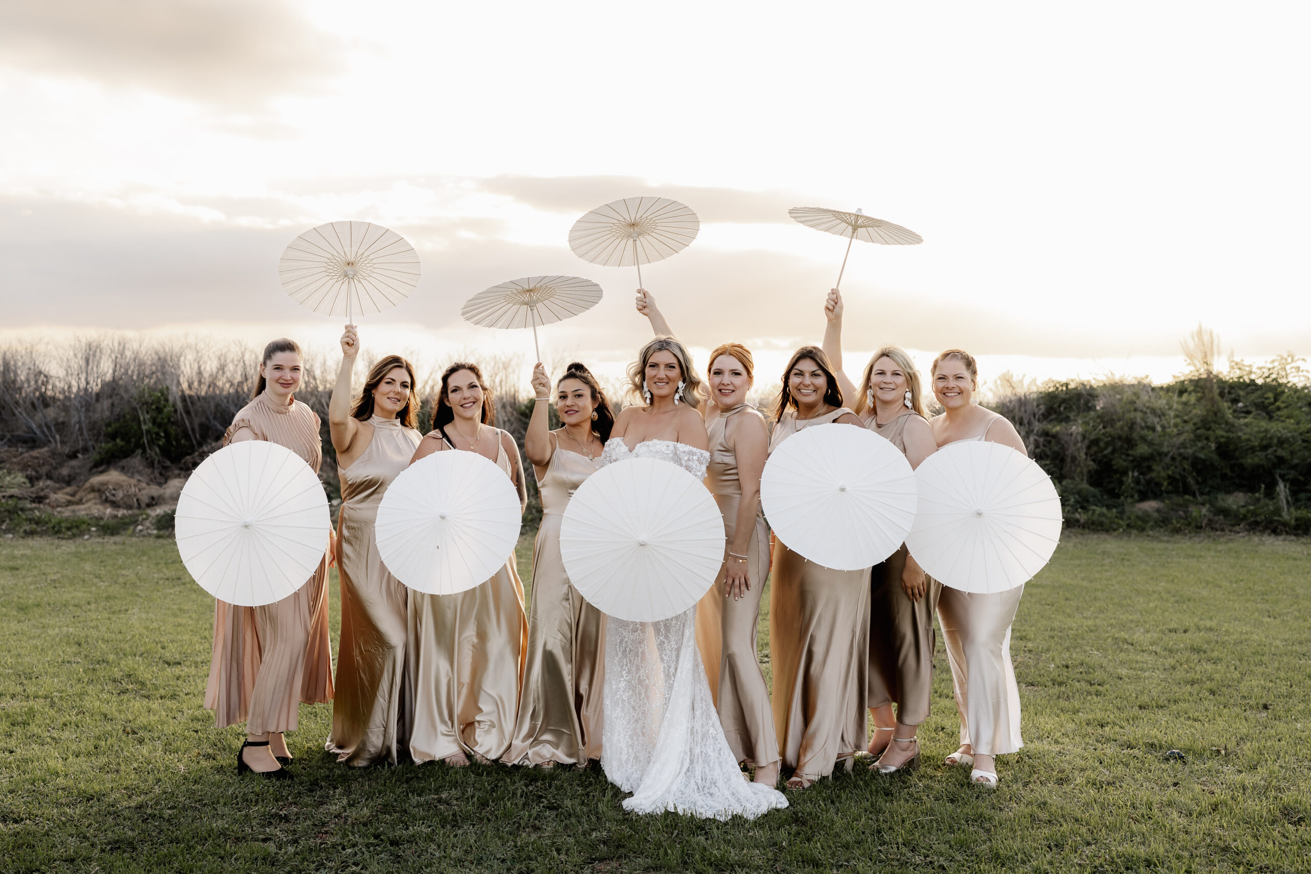 Brautjungfern-Shooting mit weißen Sonnenschirmen beim Sonnenuntergang auf Mallorca