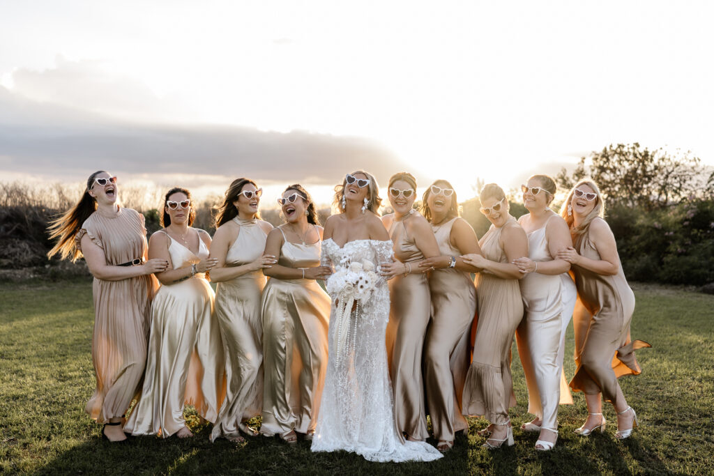 Kreatives Hochzeitsshooting mit Brautjungfern und Braut im Abendlicht