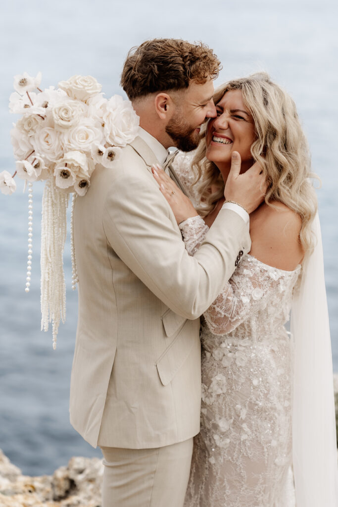 Braut und Bräutigam im Profil, lachend bei After-Wedding-Shooting an Mallorcas Küste