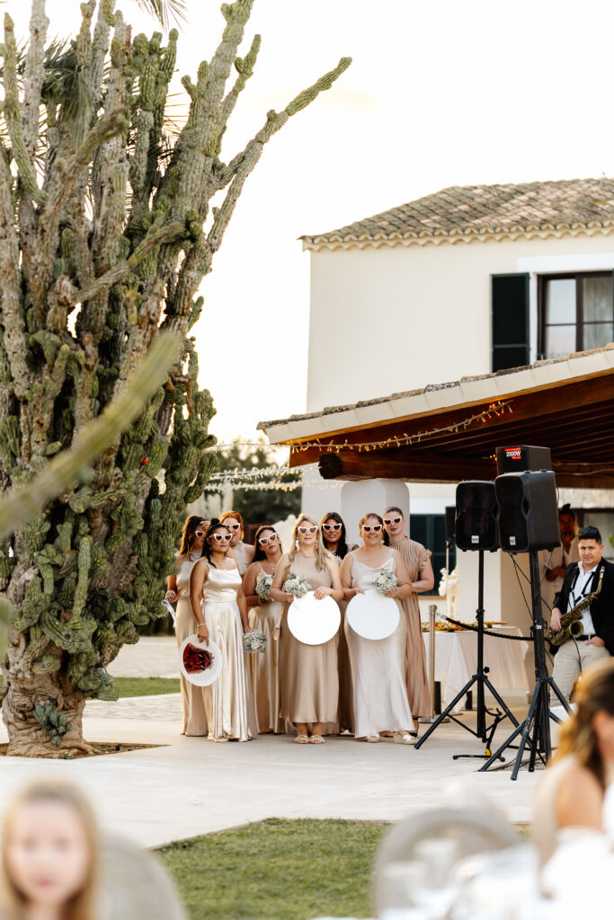 Brautjungfern warten für den Einlauf ins Vino Resort Son Amaret Mallorca
