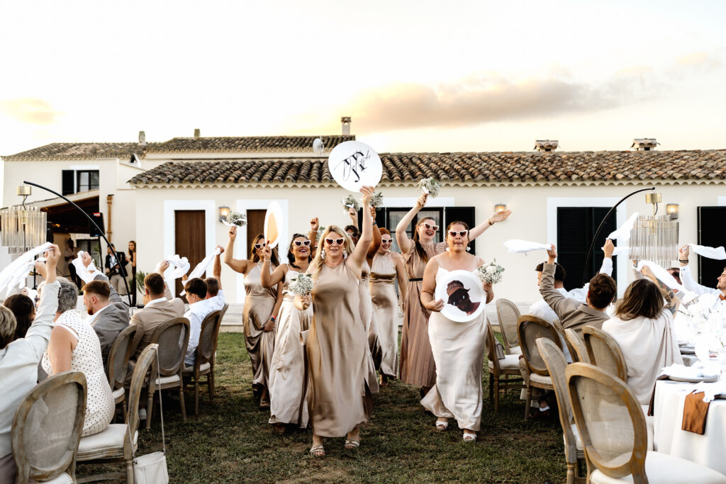 Brautjungfern tanzen zwischen den Gästen und eröffnen das Dinner mit Humor und Energie