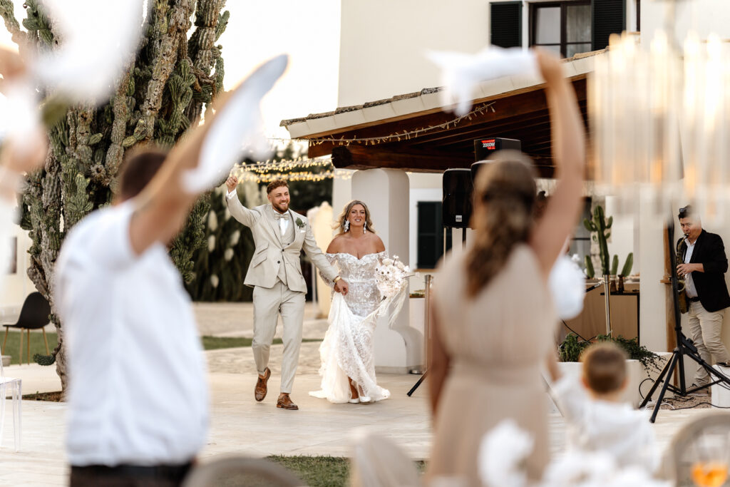 Emotionale Party-Stimmung beim tanzenden Einlauf von Braut und Bräutigam