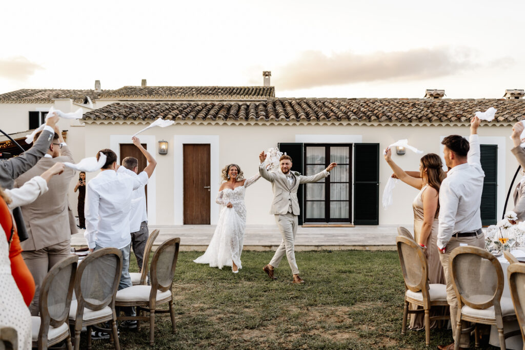 Braut und Bräutigam eröffnen das Dinner tanzend zwischen den Hochzeitsgästen