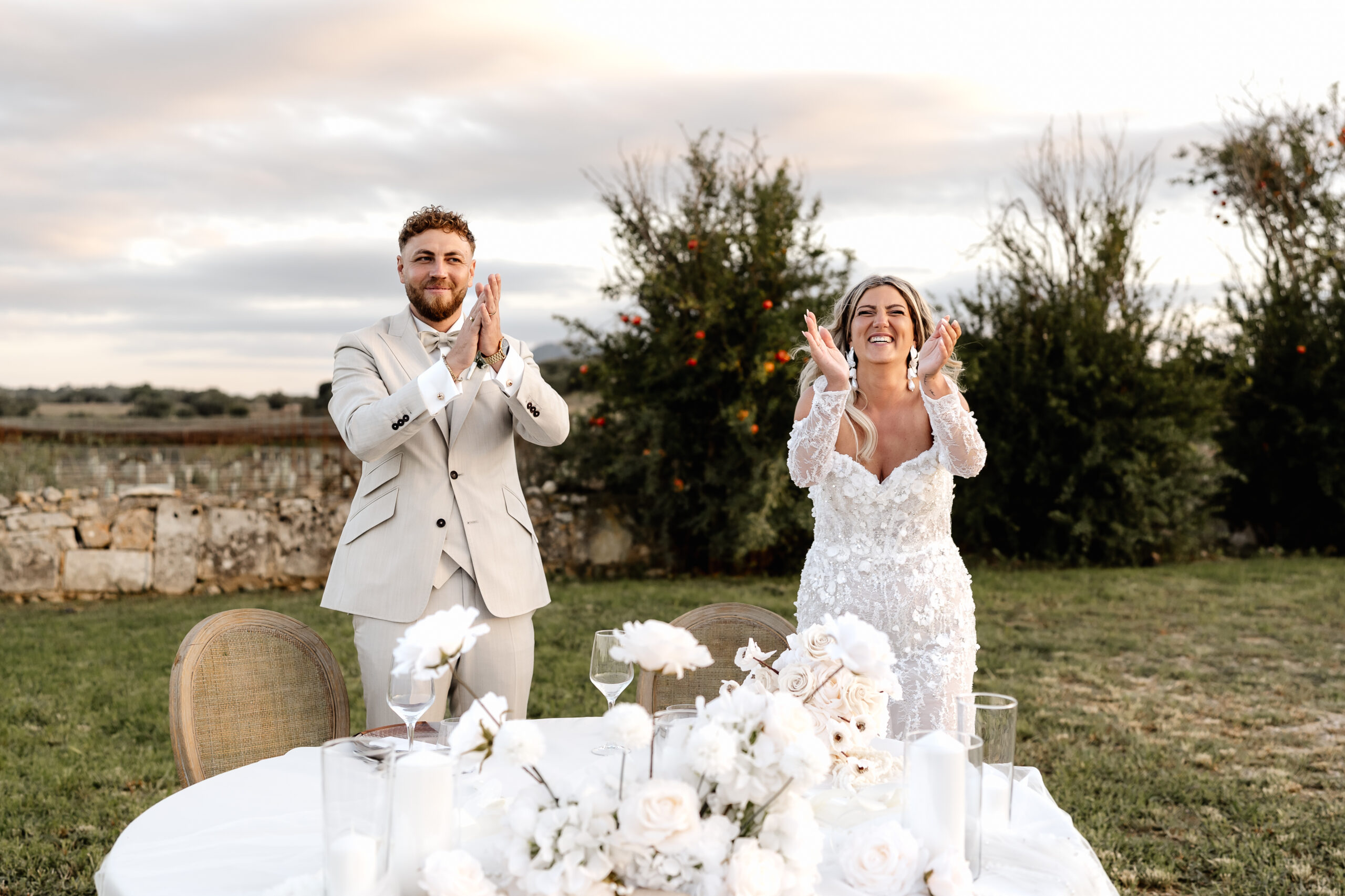 Brautpaar glücklich klatschend nach dem Hochzeitseinlauf im Vino Resort Son Amaret Mallorca