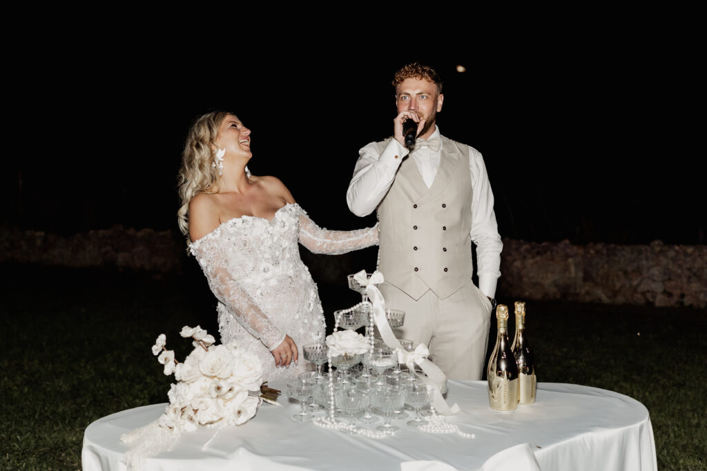 Brautpaar hält Rede beim Sektturm am Abend auf Mallorca