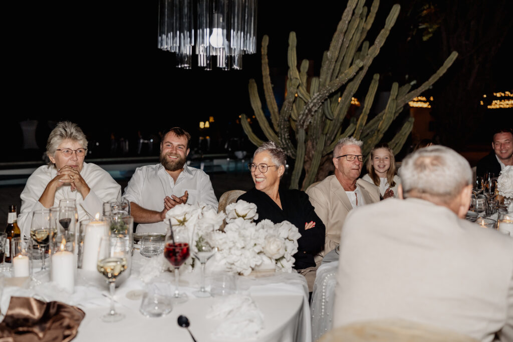 Gäste lachen begeistert beim Sektturm Moment der Hochzeit