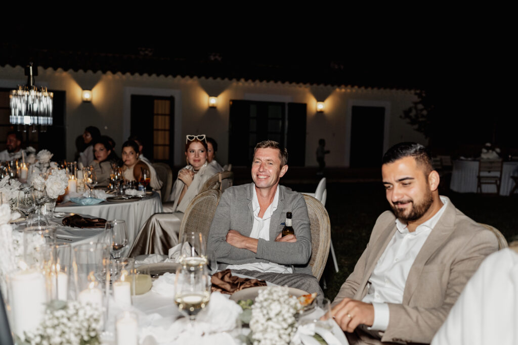 Begeisterte Gäste erleben den Sektturm bei Hochzeit auf Mallorca