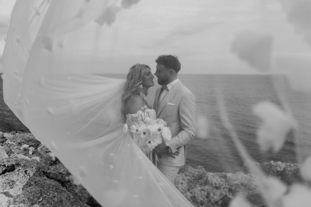 After-Wedding-Shooting auf Mallorca mit Brautpaar im Wind auf Felsen