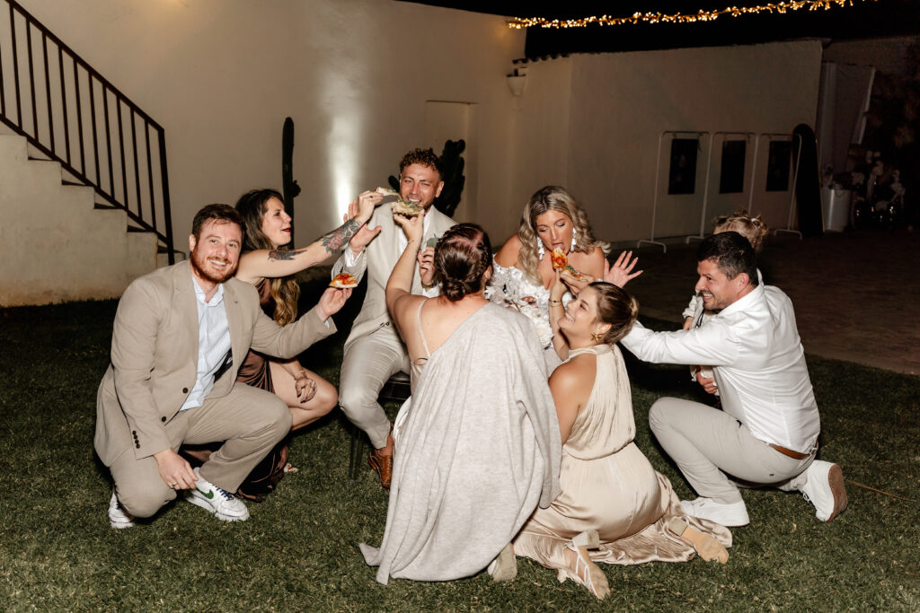 Lustiges Blitzfoto mit Gästen und Brautpaar am Abend auf Mallorca