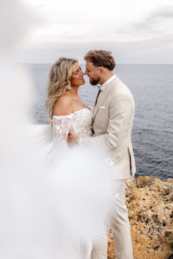 Brautpaar auf Felsen mit weiter Aussicht über das Meer Mallorca