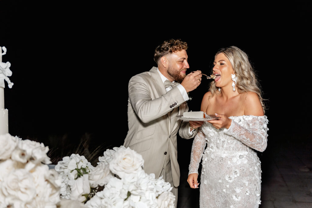 Ausgelassene Stimmung beim Tortenanschnitt auf Mallorca