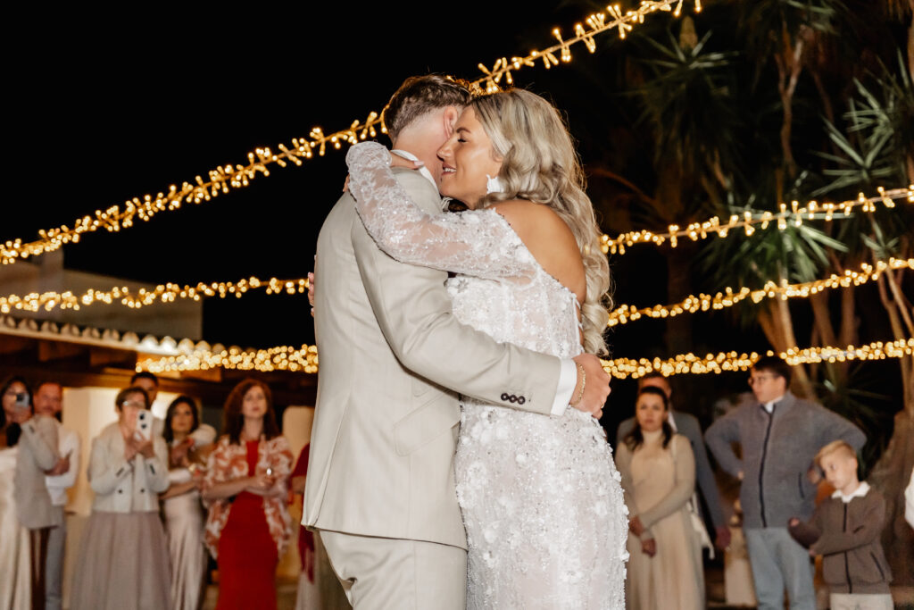 Romantischer Hochzeitstanz des Brautpaares im warmen Licht auf Mallorca