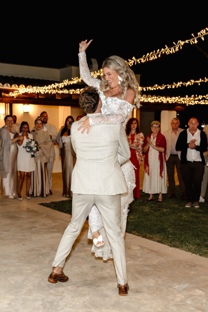 Brautpaar tanzt eng umschlungen bei Hochzeit auf Mallorca