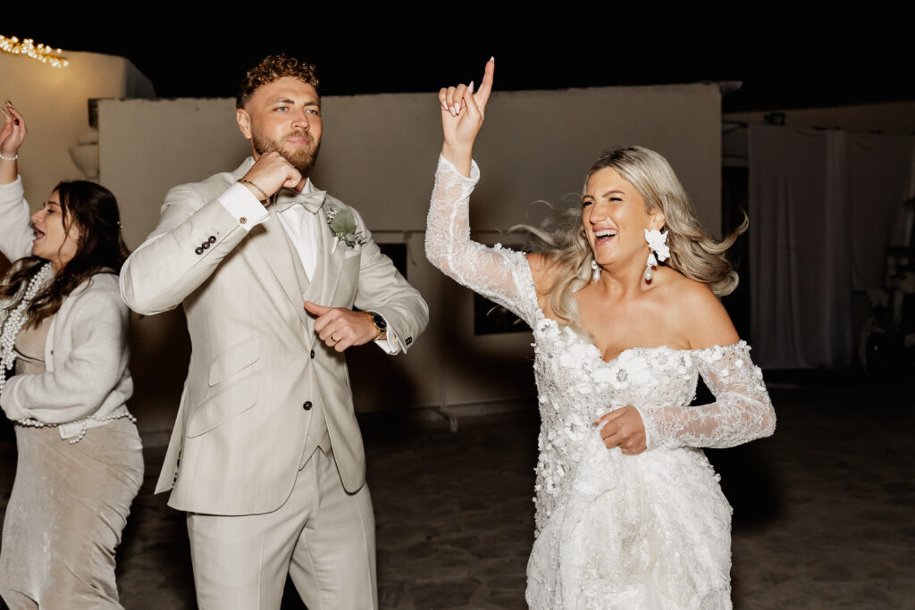 Brautpaar feiert glücklich auf der Tanzfläche bei Hochzeit auf Mallorca