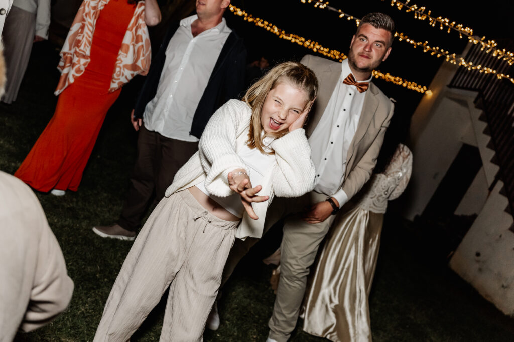 Hochzeitsgäste tanzen lachend und feiern gemeinsam