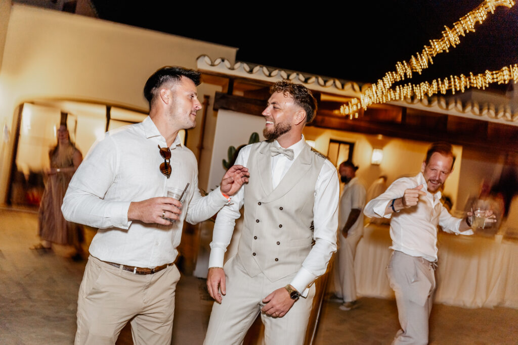 Gäste tanzen ausgelassen bei Hochzeitsparty im Vino Resort Son Amaret