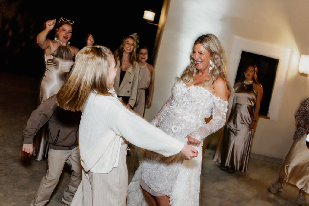 Ausgelassene Hochzeitsparty mit tanzenden Gästen auf Mallorca