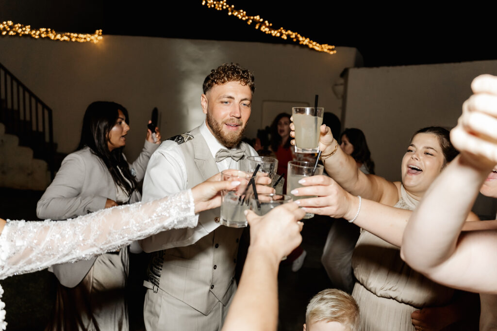 Bräutigam mitten in der Party bei ausgelassener Hochzeitsfeier