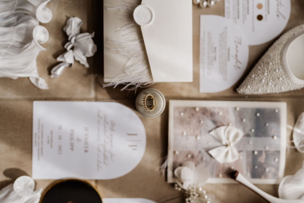 Hochzeitsringe und Papeterie Detailaufnahme bei Mallorca Hochzeit im Vino Resort Son Amaret